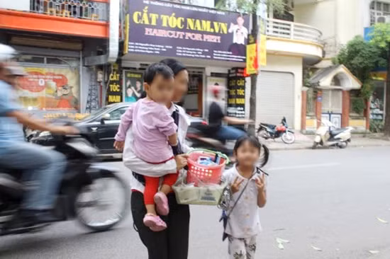 Phạt tiền từ 20-40 triệu đồng đối với hành vi sử dụng trẻ em để mua, bán, vận chuyển hàng giả, hàng trốn thuế, hàng hóa, tiền tệ trái phép qua biên giới. (Ảnh minh họa từ internet)