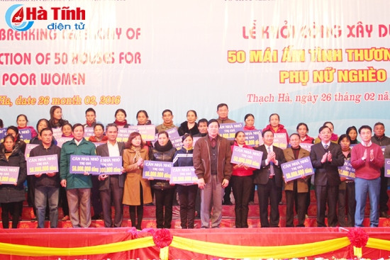 ... và trao số tiền tượng trưng cho 50 phụ nữ nghèo trên địa bàn