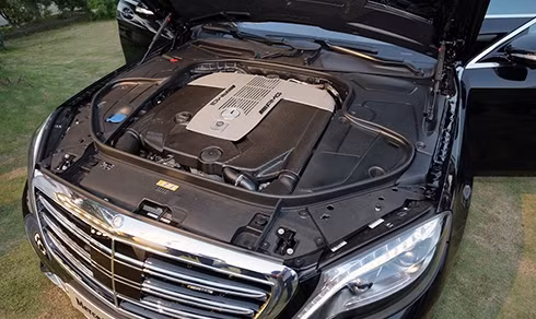 S65 AMG Vẫn giữ nguyên tắc của hãng độ AMG, mỗi kỹ sư chịu trách nhiệm nâng cấp một động cơ.