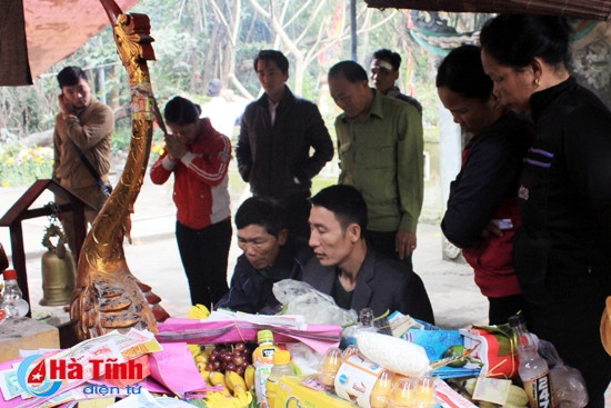 Người dân thắp hương cầu may dịp đầu xuân tại miếu Ao (Thạch Trị - Thạch Hà) Người dân thắp hương cầu may dịp đầu xuân tại miếu Ao (Thạch Trị - Thạch Hà)