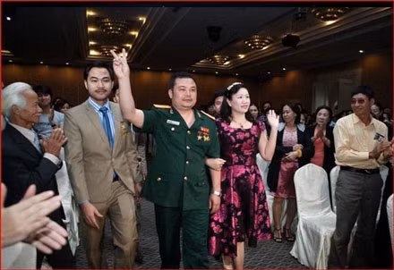Lê Xuân Giang, (mặc quân phục), người đứng đầu "tập đoàn lừa đảo" Liên Kết Việt. Lê Xuân Giang, (mặc quân phục), người đứng đầu "tập đoàn lừa đảo" Liên Kết Việt.