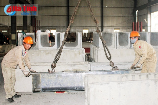 Công nhân Nhà máy bê tông (Công ty TNHH Thương mại và Dịch vụ vận tải Viết Hải) kiểm tra tiêu chuẩn sản phẩm trước khi xuất ra thị trường.