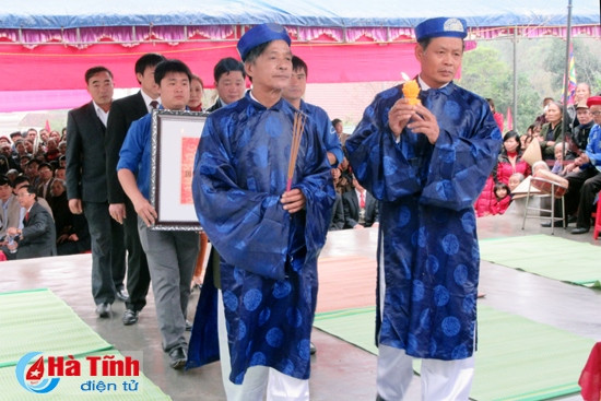 Chính quyền và người dân thị trấn Nghèn rước bằng công nhận di tích lịch sử văn hoá cấp tỉnh