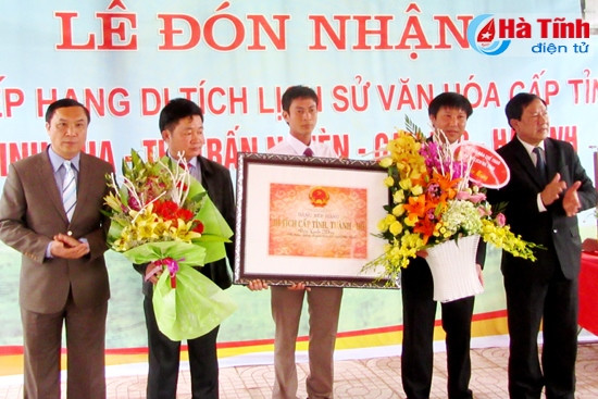 Lãnh đạo Sở VH-TT&DL và huyện Can Lộc trao bằng công nhận di tích lịch sử văn hoá cấp tỉnh đối với đền Linh Nha cho lãnh đạo và người dân địa phương