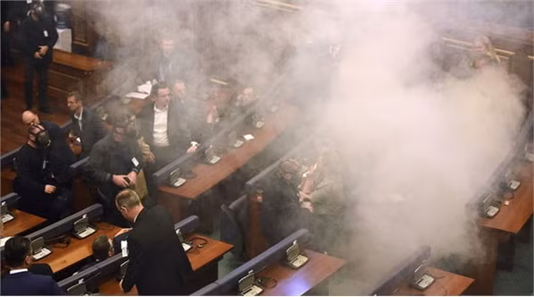 Bom khói khiến phiên họp quốc hội Kosovo ngày 26-2 bị hoãn - Ảnh: AFP