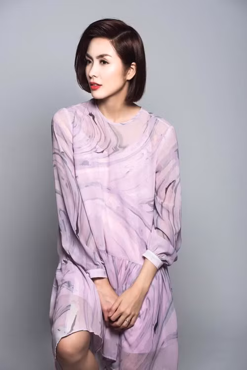 Tăng Thanh Hà với phong cách thanh lịch, hiện đại nhưng không kém phần duyên dáng với thiết kế váy hạ eo cắt may trên chất lụa mềm mại, in hoạ tiết gam tím uyển chuyển.