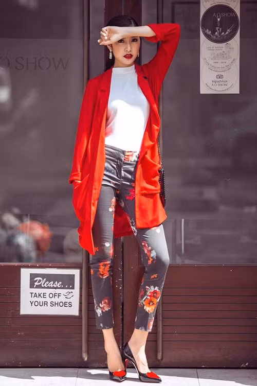 Thúy Vân chọn skinny in hoa tiệp màu cùng áo choàng dáng dài để thể hiện tinh thần ăn mặc hợp mốt.
