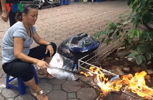 Rằm tháng Giêng đốt nhiều vàng mã mới là thành tâm? ảnh 1