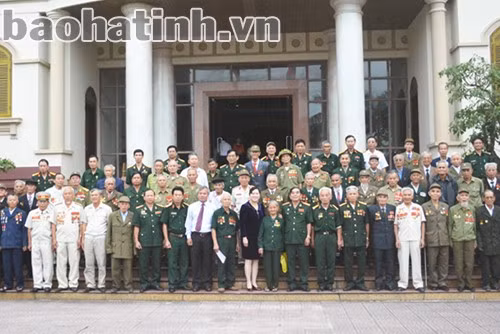Các cựu chiến binh tham gia Chiến dịch Điện Biên Phủ chụp ảnh lưu niệm với lãnh đạo tỉnh