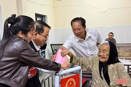 Mang hòm phiếu đến với những cử tri đặc biệt