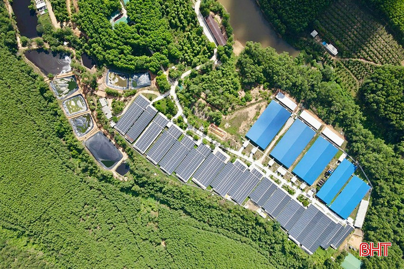 Vũ Quang đang khai thác tốt các tiềm năng, lợi thế về kinh tế vườn đồi. (Trong ảnh: Trang trại chăn nuôi lợn của HTX Nông nghiệp sinh thái và Dịch vụ Vũ Sơn Đức ở thôn Hương Giang (xã Đức Hương) nhìn từ trên cao). bqbht_br_img-6079-copy.jpg