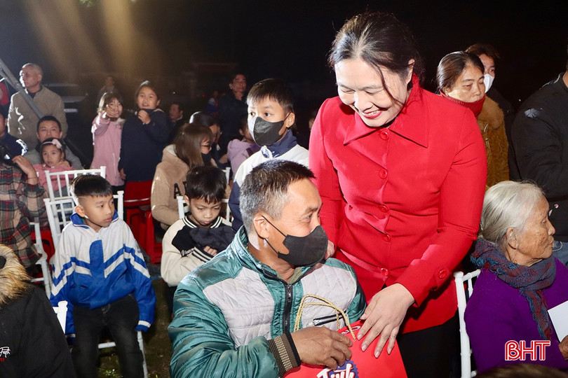 ... và đơn vị tài trợ trao tận tay những món quà ấm áp tình nghĩa cho các gia đình khó khăn, gia đình chính sách trên địa bàn xã Nam Phúc Thăng. bqbht_br_img-8968-copy.jpg