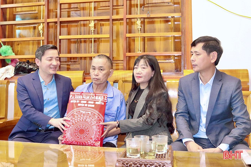 ... thăm hỏi, tặng quà gia đình người có công ở thị trấn Vũ Quang. bqbht_br_img-8907-copy.jpg