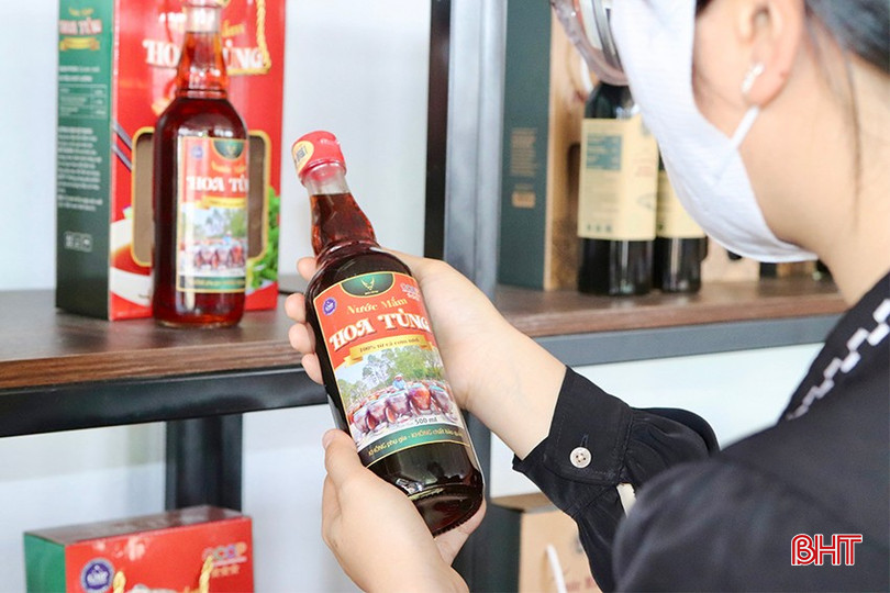 Những kệ hàng đầy ắp các loại đặc sản hấp dẫn như: nước mắm, cá thu, mực một nắng, tôm nõn, rượu nhung hươu... luôn thu hút khách tìm hiểu, mua sắm.