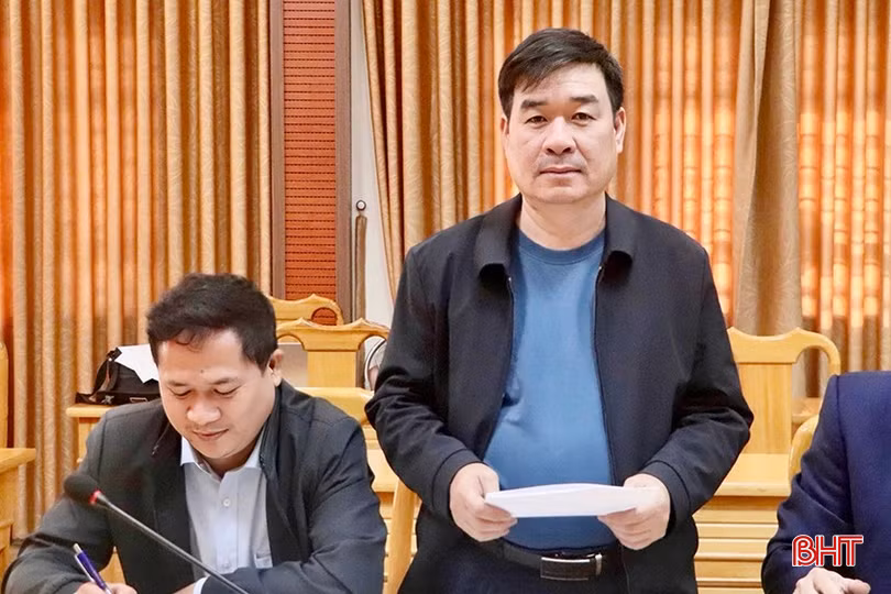 Giám đốc Trung tâm Y tế huyện Vũ Quang Nguyễn Văn Toại góp ý tại buổi thảo luận.