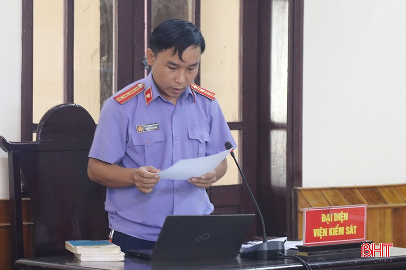 Đại diện Viện Kiểm sát nhân dân tỉnh công bố bản cáo trạng. IMG_6100 copy.jpg