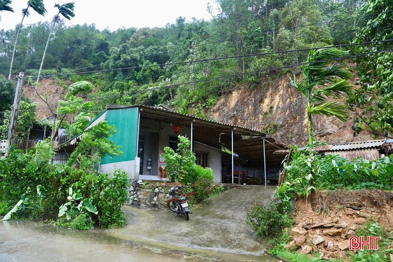 &quot;Chúng tôi đã họp khẩn, phân công nhiệm vụ cụ thể cho từng tổ công tác. Ưu tiên hàng đầu là đảm bảo an toàn tuyệt đối cho người dân. Địa phương cũng đã lập danh sách chi tiết các hộ dân cần sơ tán, đặc biệt là các gia đình có người già, trẻ nhỏ và người ốm đau” - Bí thư Đảng ủy xã Kim Hoa Phạm Nguyễn Bính thông tin.