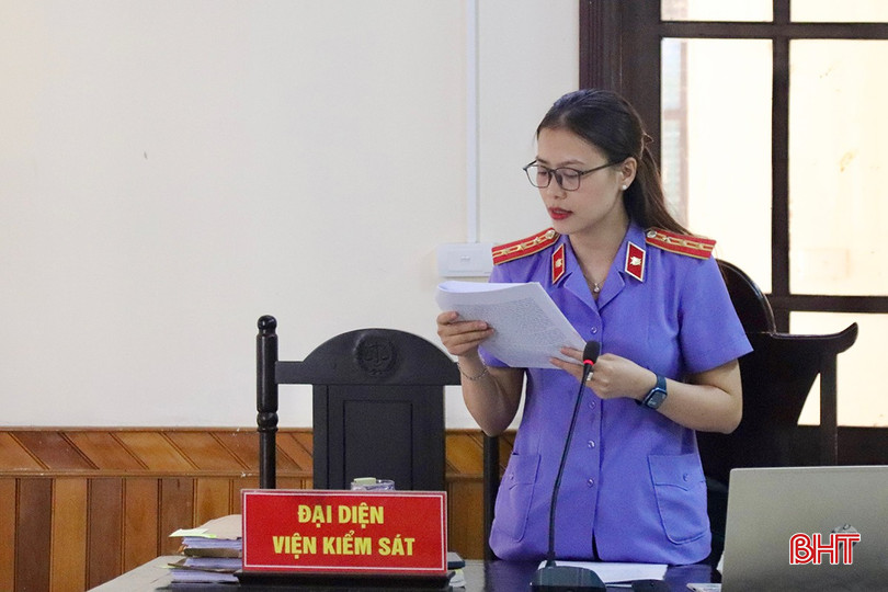Đại diện Viện Kiểm sát Nhân dân tỉnh trình bày phần luận tội. l11.jpg