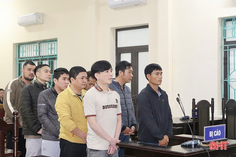 Nhóm bị cáo tại phiên xử sơ thẩm do Toà án nhân dân TP Hà Tĩnh mở. bqbht_br_img-0533-copy.jpg