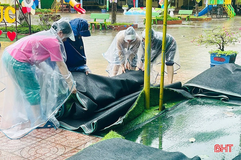 Trường Mầm non Phố Châu (xã Hương Sơn) nỗ lực bảo vệ tài sản do nước lũ dâng. bqbht_br_img-5411-copy.jpg