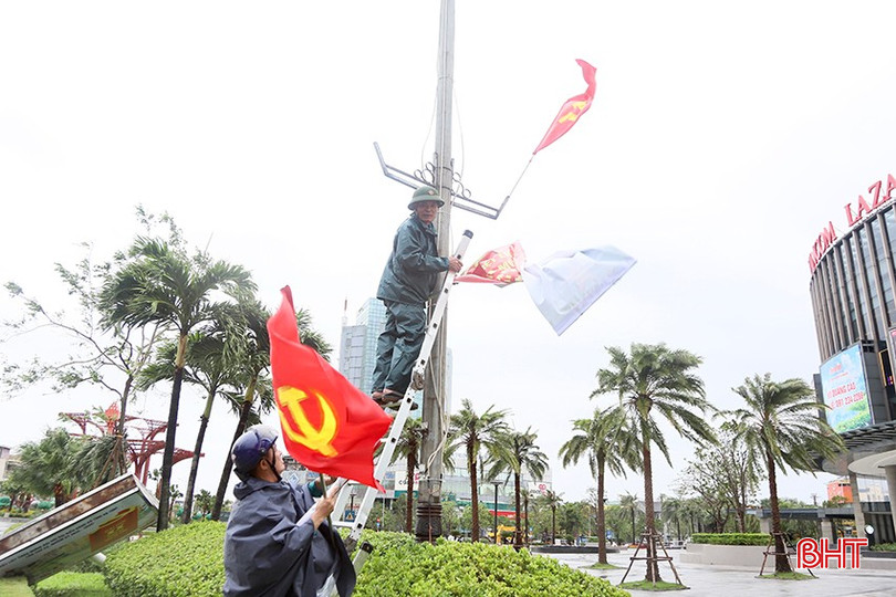 Nhiều hội viên các tổ chức, đoàn thể tại phường Thành Sen chỉnh trang khánh tiết, pano, treo cờ để hướng về ngày hội lớn. bqbht_br_u3.jpg
