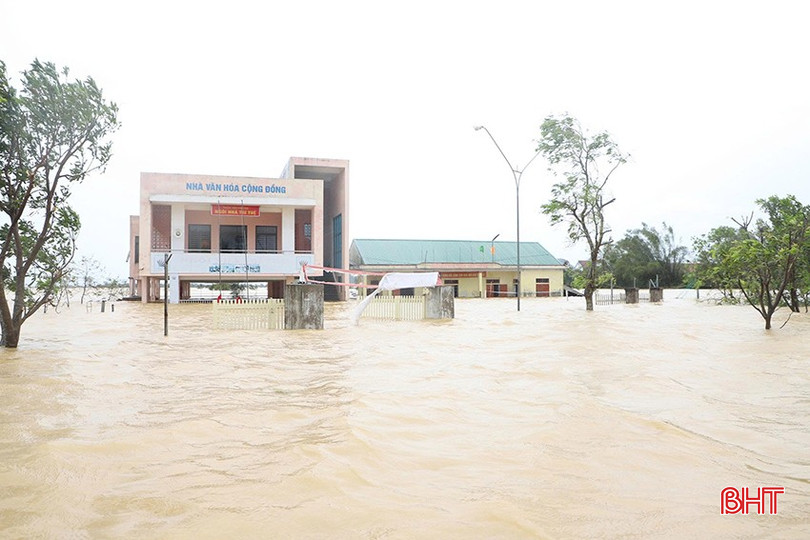 Nhà văn hoá cộng đồng thôn Tiền Phong (xã Đức Quang) ngập chìm trong nước lũ. bqbht_br_u6.jpg