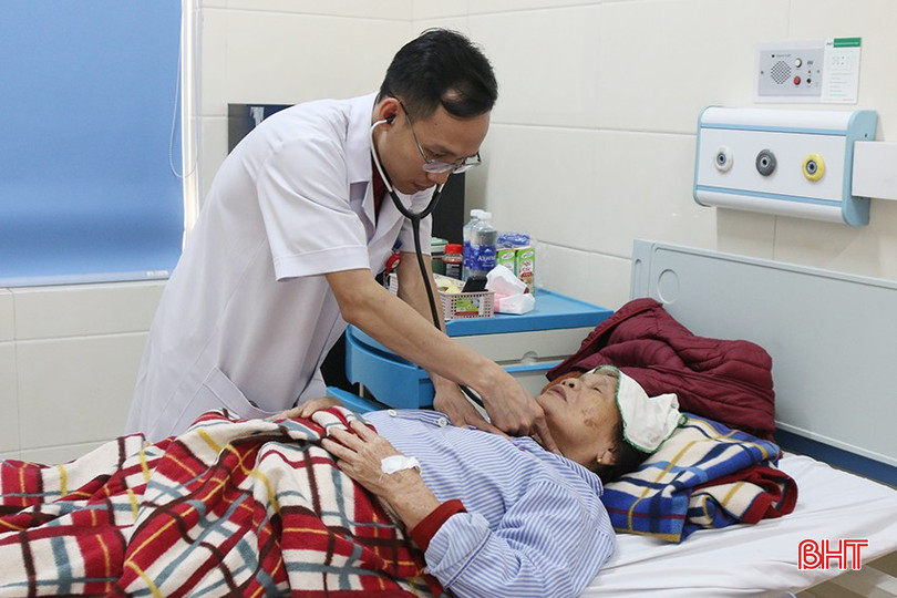 bqbht_br_cham-soc-tham-kham-cho-benh-nhan-nguoi-cao-tuoi-tai-khoa-noi-a-lao-hoc-benh-vien-da-khoa-tinh-ha-tinh.jpg