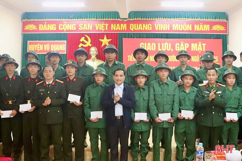 Huyện Vũ Quang tặng quà động viên, khích lệ tinh thần các tân binh vững bước lên đường bảo vệ Tổ quốc. Huyện Vũ Quang tặng quà động viên, khích lệ tinh thần các tân binh vững bước lên đường bảo vệ Tổ quốc.