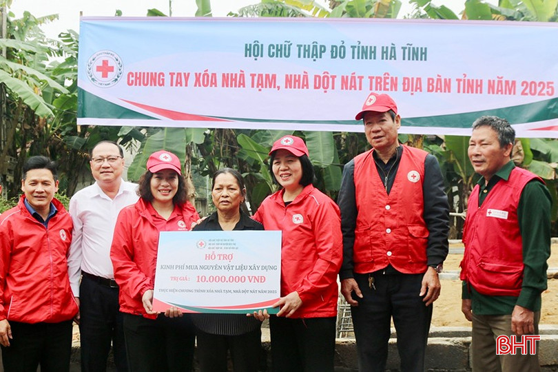 Theo đó, đoàn đã trao biển hỗ trợ 10 triệu đồng hỗ trợ cho bà Nguyễn Thị Hà (SN 1955, trú thôn Hòa Thái, xã Hòa Lạc, huyện Đức Thọ) mua nguyên vật liệu xây dựng nhà. Bà Hà thuộc diện hộ cận nghèo, sống độc thân, nhà cửa xuống cấp. Bà có 2 con gái lấy chồng xa, hoàn cảnh khó khăn nên không có điều kiện hỗ trợ.