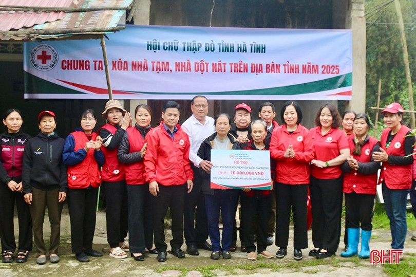 Tại gia đình bà Trần Thị Hà (SN 1971, trú thôn Triều Đông, xã Bùi La Nhân, Đức Thọ), Hội Chữ thập đỏ tỉnh đã trao biểu trưng hỗ trợ 10 triệu đồng nhằm hỗ trợ mua nguyên vật liệu xây dựng. Bà Hà thuộc diện hộ nghèo, hiện tại sống cùng 2 chị gái. Căn nhà bà Hà đang sinh sống được xây dựng từ lâu nên nhà ẩm thấp dột nát, tường bong tróc...