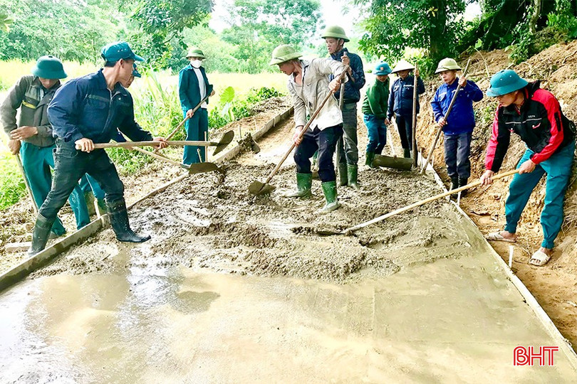 Người dân thôn 2 (xã Quang Thọ) tập trung đổ bê tông tuyến đường nội đồng dài gần 300m. IMG_1457 copy.jpg