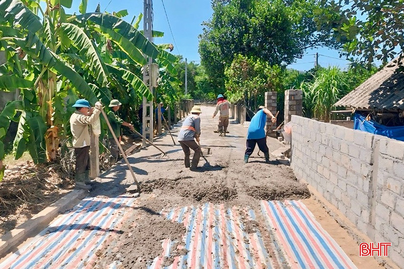 Người dân thôn Hội Trung, xã Đức Liên tập trung đổ bê tông tuyến đường trục thôn dài hơn 200m. IMG_1463 copy.jpg