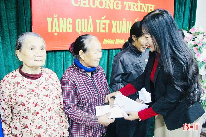 Đại diện nhà tài trợ và lãnh đạo huyện Vũ Quang trao quà có các hoàn cảnh khó khăn.