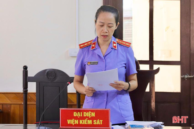 Đại diện Viện Kiểm sát nhân dân tỉnh Hà Tĩnh công bố bản cáo trạng. IMG_0005 copy.jpg