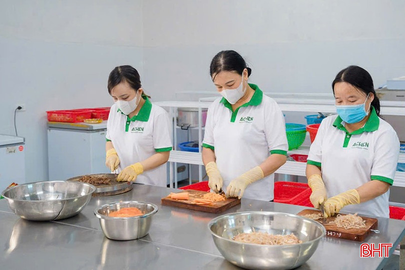 Quy trình sản xuất xúc xích ức gà và chả ức gà cốm non đảm bảo các tiêu chuẩn về an toàn vệ sinh thực phẩm. bqbht_br_463632827-122098718516576170-5806492138676513688-n.jpg
