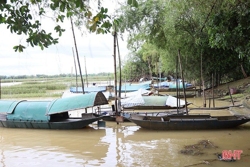 100% thuyền của người dân xã Đức Quang đã được di chuyển, neo đậu gần bờ. bqbht_br_p3.jpg