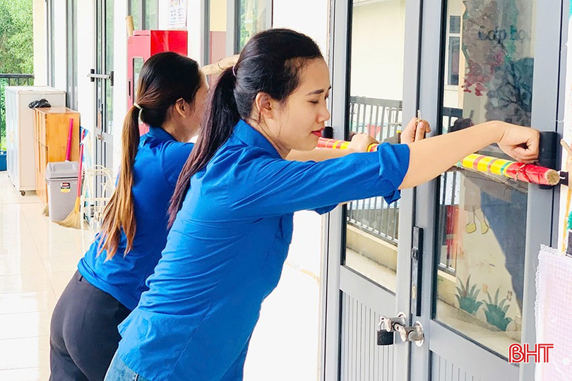 Mitglieder der Jugendgewerkschaft der Gemeinde Vu Quang unterstützen die örtlichen Schulen bei der Aufwertung von Vermögenswerten, der Sicherung von Türen und dem Schutz von Geräten und Lehrmitteln vor Überschwemmungen und Schäden … Đoàn viên thanh niên xã Vũ Quang hỗ trợ các trường học trên địa bàn kê cao tài sản, chằng chống cửa, bảo vệ thiết bị, đồ dùng dạy học trước nguy cơ bị ngập và hư hỏng...