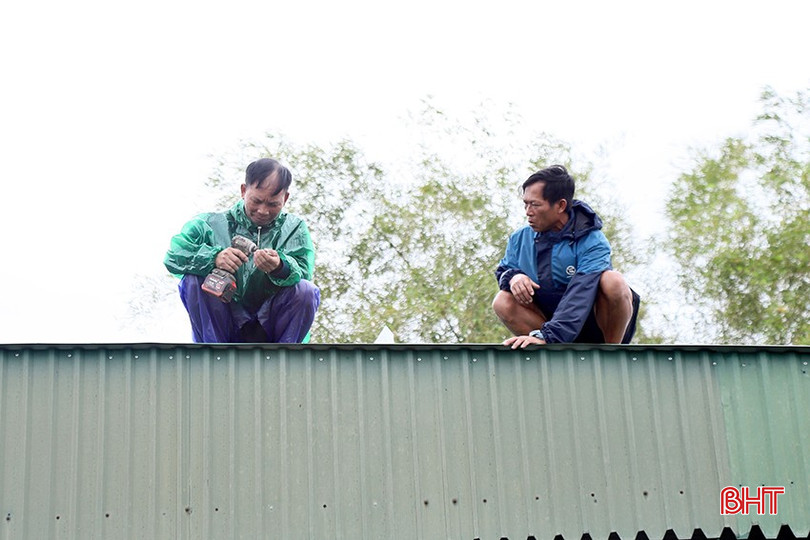 Các hộ dân vùng "rốn lũ" Đức Quang gia cố mái che, đề phòng nguy cơ tốc mái. bqbht_br_p1.jpg