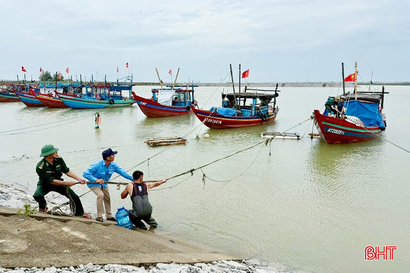 Các lực lượng hỗ trợ ngư dân đưa tàu thuyền vào nơi neo đậu an toàn tại cảng Cửa Sót (xã Lộc Hà). bqbht_br_img-5276-copy.jpg
