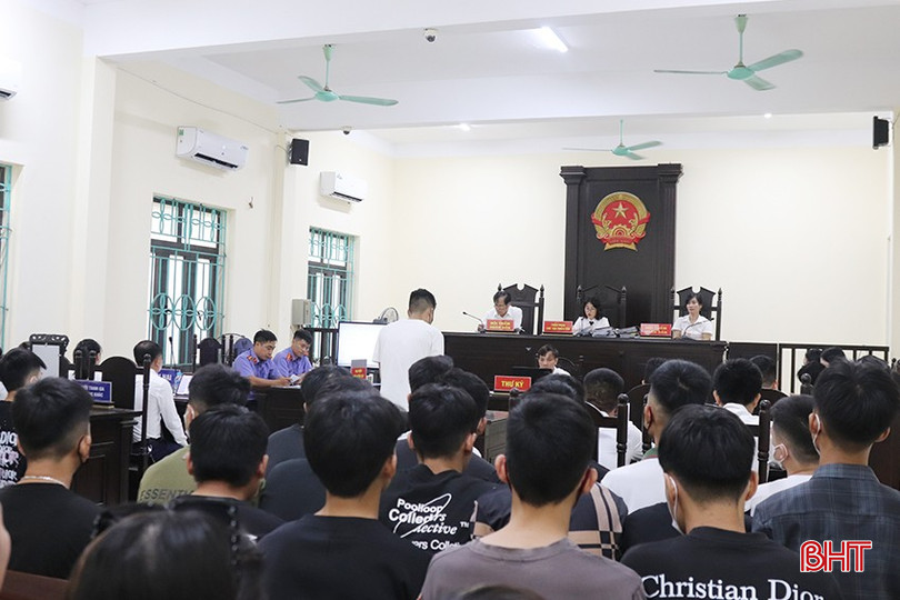 Các bị cáo tại phần thẩm vấn công khai. h1.jpg