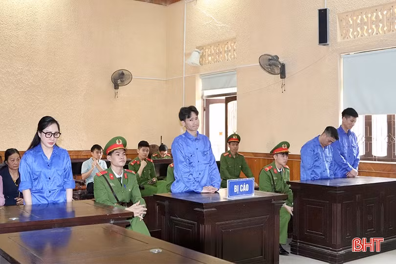 Nhóm bị cáo tại phiên xử sơ thẩm.