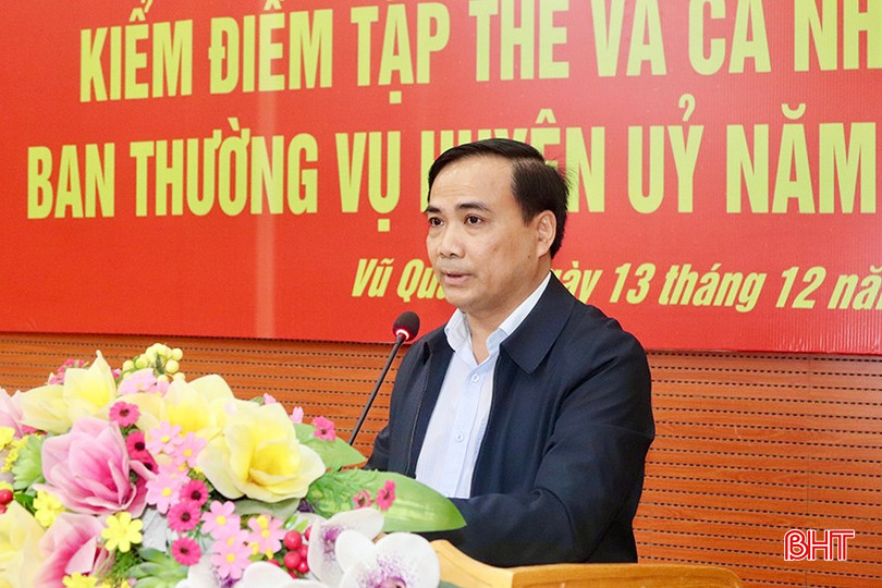 Phó Bí thư Thường trực Huyện ủy Vũ Quang Lê Thanh Nghị báo cáo kiểm điểm tập thể Ban Thường vụ Huyện ủy năm 2024. bqbht_br_img-3190-copy.jpg