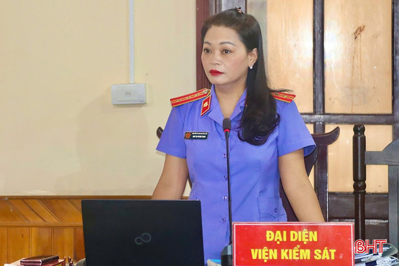 Đại diện Viện Kiểm sát nhân dân tỉnh công bố bản cáo trạng. bqbht_br_z6518683419215-e2c6ae93320c91c8f4e66eb2ec639ca6.jpg