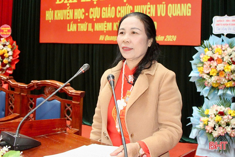 Phó Chủ tịch Hội Khuyến học - Cựu giáo chức huyện Vũ Quang Lê Thị Hường báo cáo tổng kết hoạt động hội nhiệm kỳ 2019 - 2024. bqbht_br_a786fc33ab50160e4f41-copy.jpg