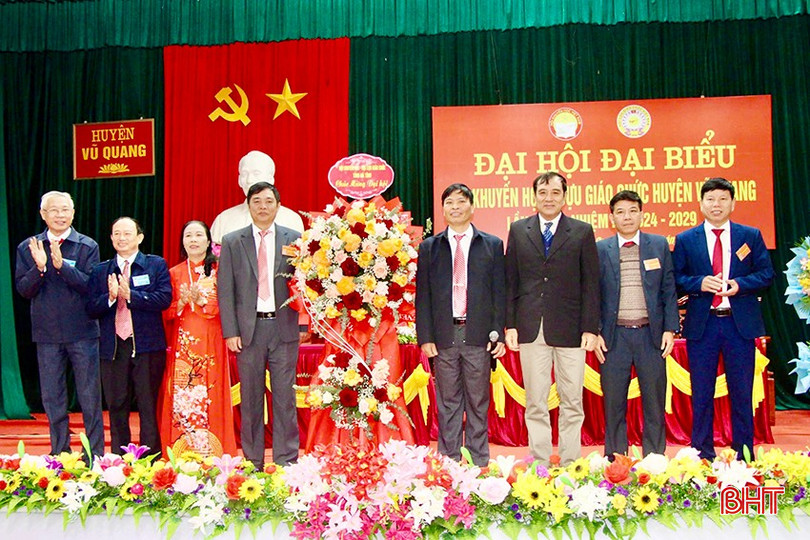 Lãnh đạo Hội Khuyến học tỉnh Hà Tĩnh tặng hoa chúc mừng đại hội. bqbht_br_img-4830-copy.jpg