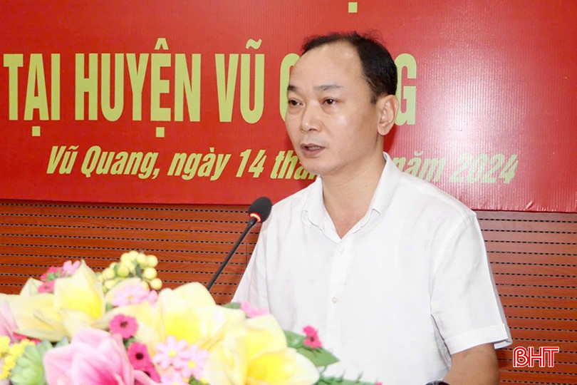 Phó Bí thư Thường trực Huyện uỷ Vũ Quang Nguyễn Thiều Quang báo cáo kết quả thực hiện Nghị quyết Đại hội Đảng bộ huyện nhiệm kỳ 2020 - 2025. img-2891-copy-1620.jpg