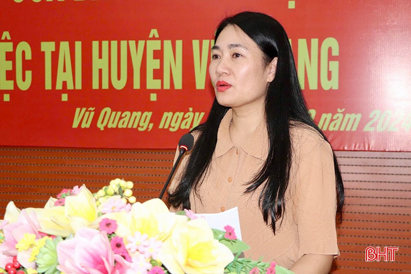 Bí thư Huyện ủy Vũ Quang Nguyễn Thị Việt Hà tiếp thu ý kiến của các đại biểu. img-2892-copy-6803.jpg