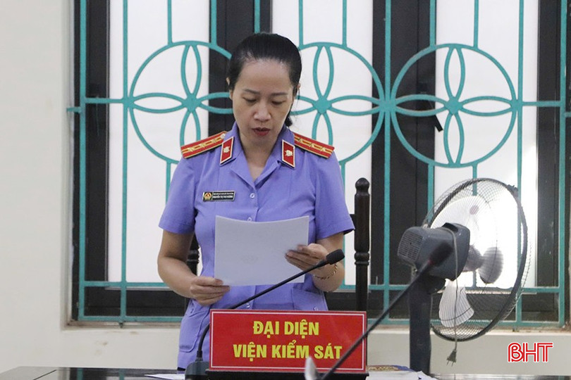 Đại diện Viện Kiểm sát nhân dân tỉnh trình bày phần luận tội. bqbht_br_z6193986111524-232bdf0b19e1f157f14a77fe59bef603-copy.jpg