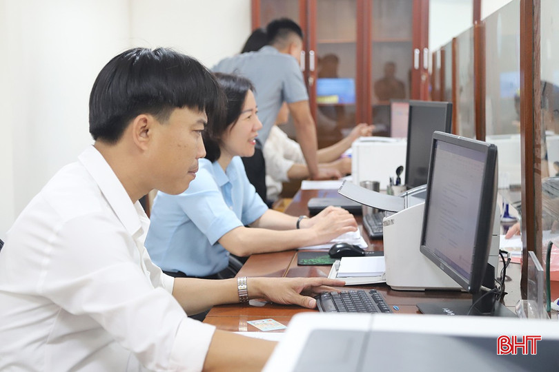 Công chức văn phòng HĐND - UBND phường Thành Sen nỗ lực hoàn thành tốt các nhiệm vụ. bqbht_br_img-7150-copy.jpg