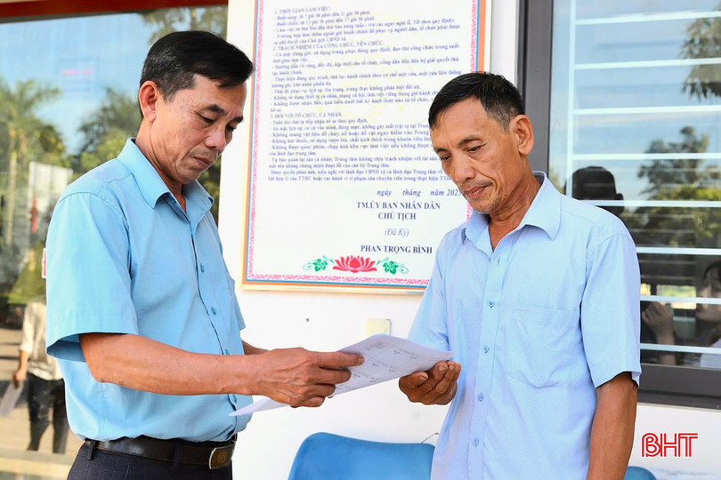 Ông Trần Văn Khôi - chuyên viên Văn phòng HĐND - UBND xã Cẩm Xuyên (người bên trái) tận tình hướng dẫn người dân giải quyết thủ tục hành chính. bqbht_br_img-2072-copy.jpg